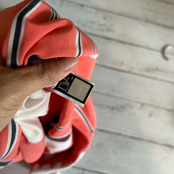 Diane von Furs ten berg Coral Floral Printed
Silk Oversized Hanky Tunic - Picture 5 of 8